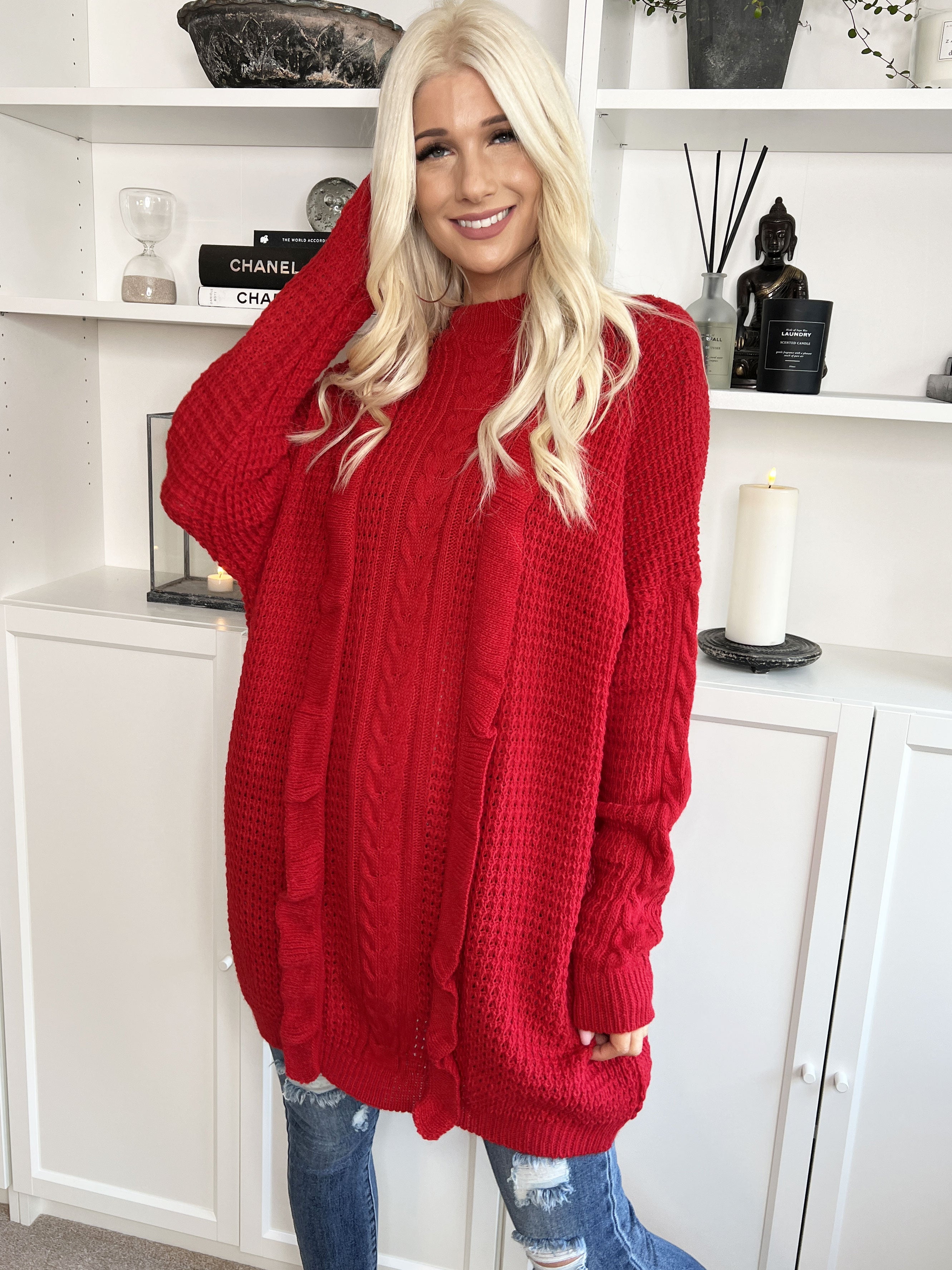 Lalisa - Söt stickad klänning med kabelstickning och volanger